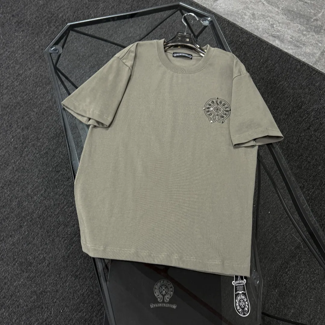 P190 Chrome Hearts 25 high-end versions. The fabric is made of 300 grams of high-density pure cotton. It does not deform or shrink. It has three labels. It is the same style for men and women. Technology: imported hot diamond. Color: white, black, dark green. SIZE: S-XL